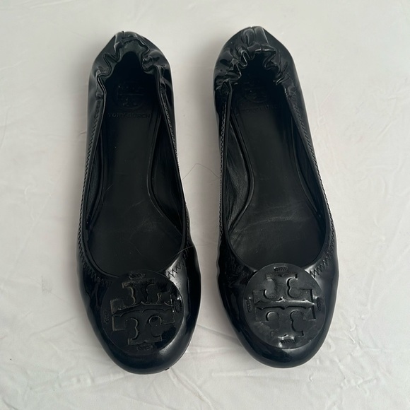 Tory Burch Reva black patent leather round medallion logo travel flat shoes - Picture 1 of 9